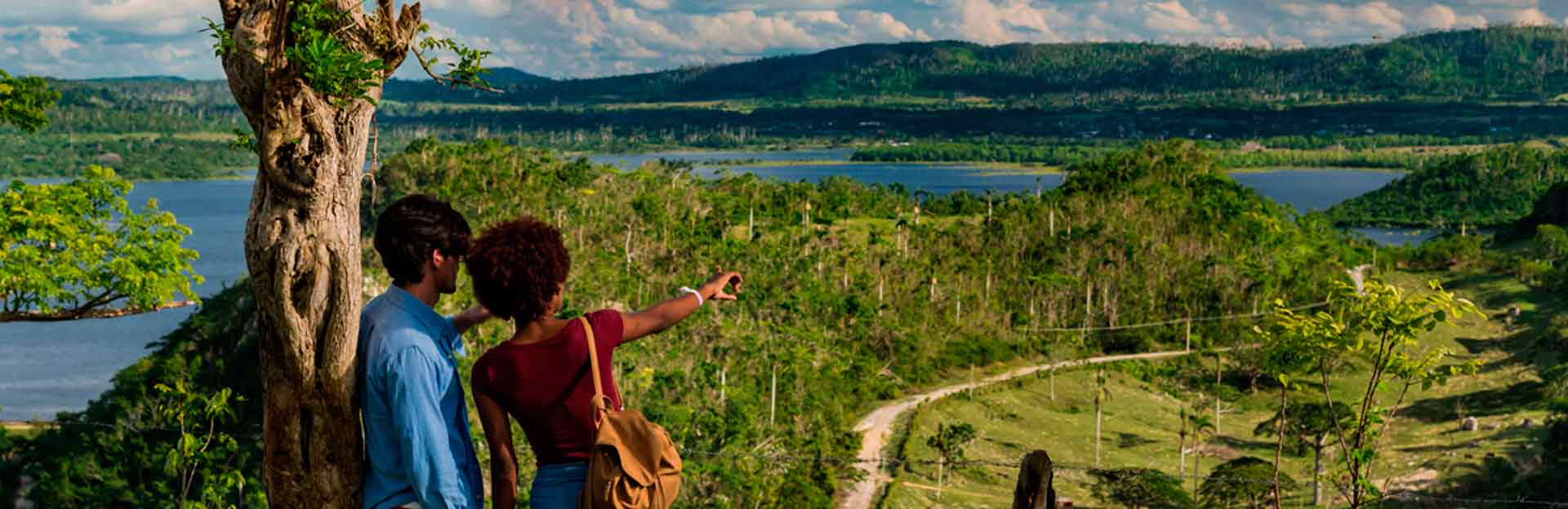 Dos-turistas-disfrutan-del-paisaje-cubano